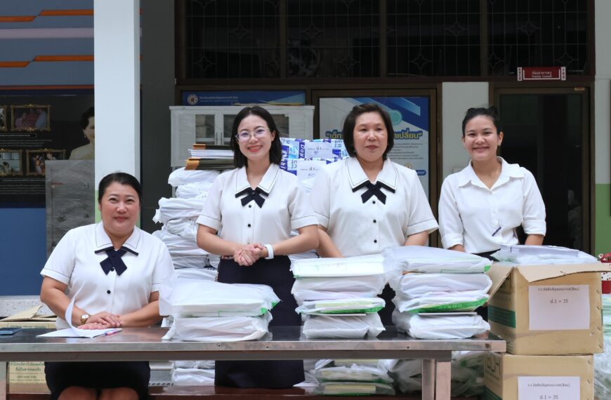 บรรยากาศการรับหนังสือเรียน สมุด และชุดนักเรียน ปีการศึกษา 2569
